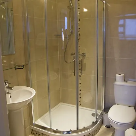 Hillview House 3*