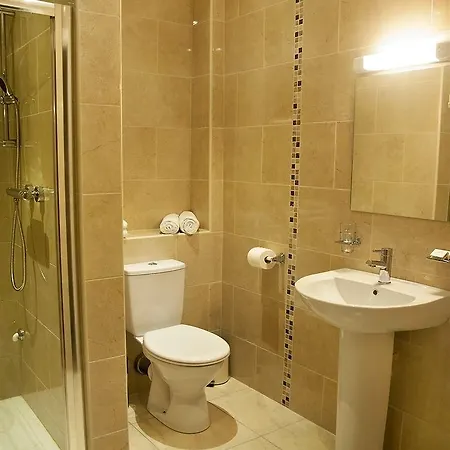 Hillview House 3*