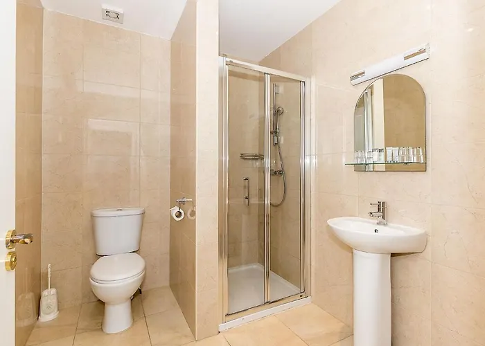 Hillview House בית הארחה 3*